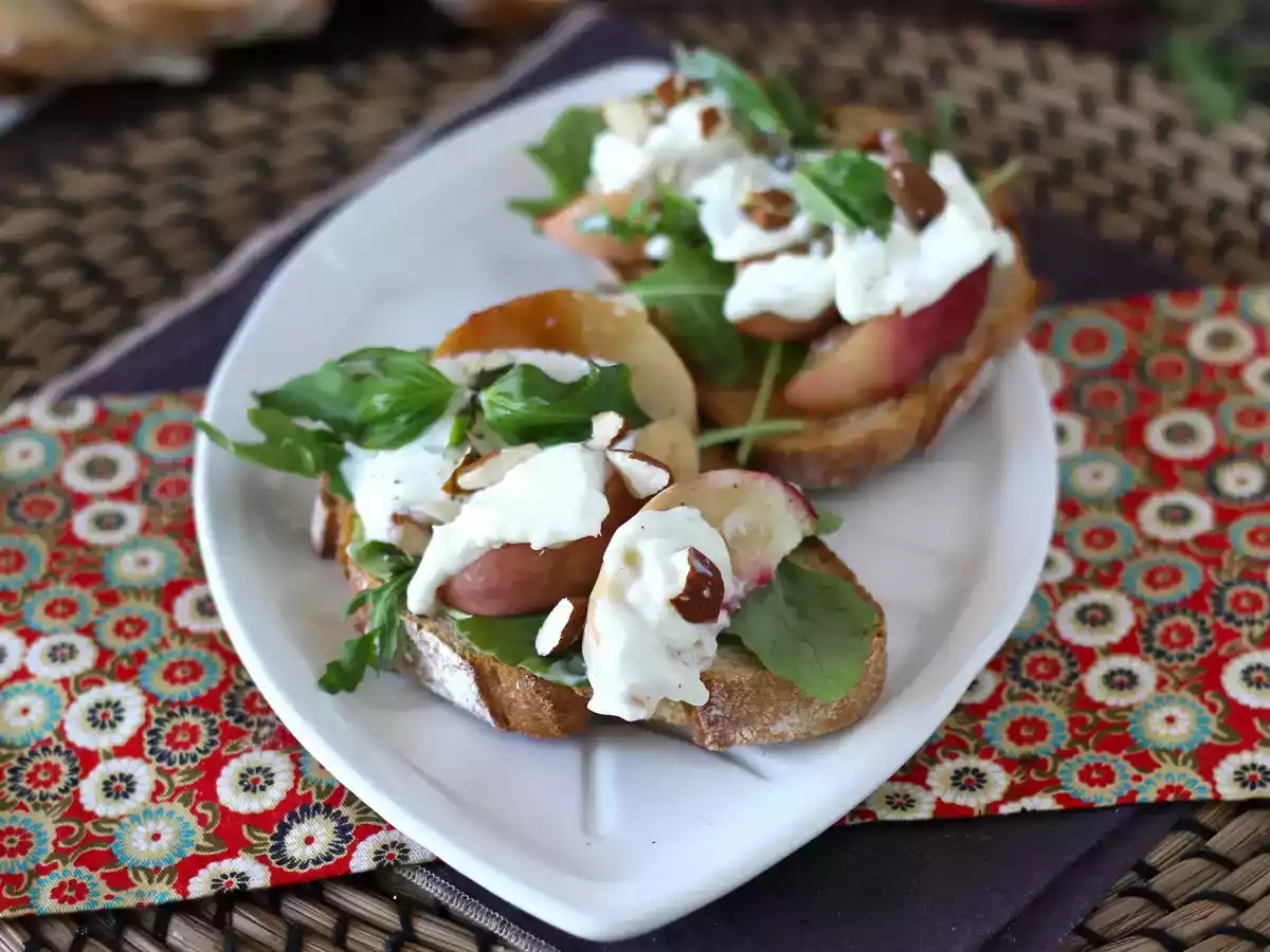 Rukola, pečené broskve a burrata na toastu: dokonalá sladko-slaná kombinace! - foto 2