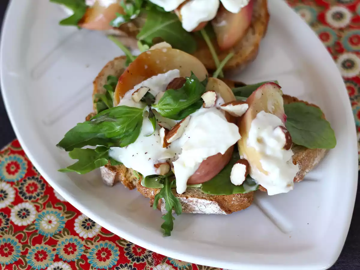 Rukola, pečené broskve a burrata na toastu: dokonalá sladko-slaná kombinace! - foto 3
