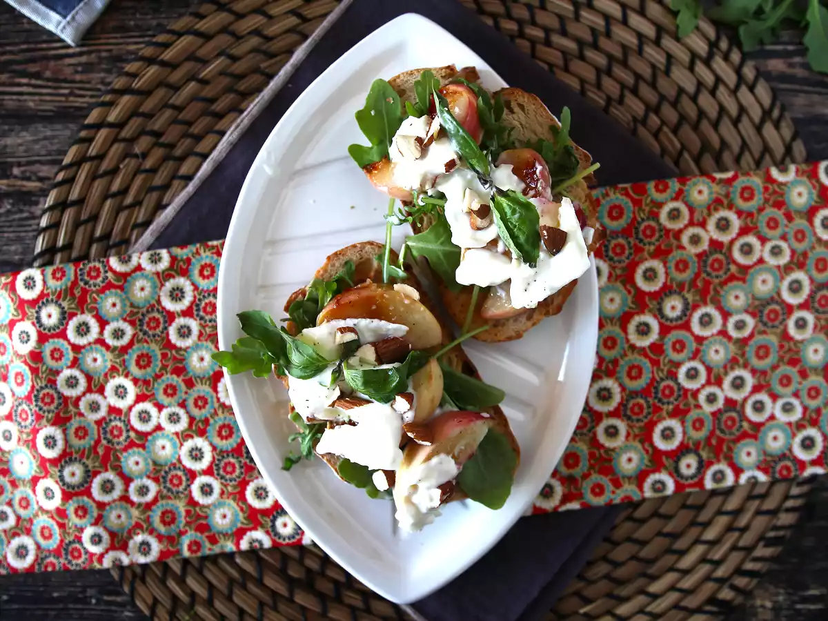 Rukola, pečené broskve a burrata na toastu: dokonalá sladko-slaná kombinace! - foto 4