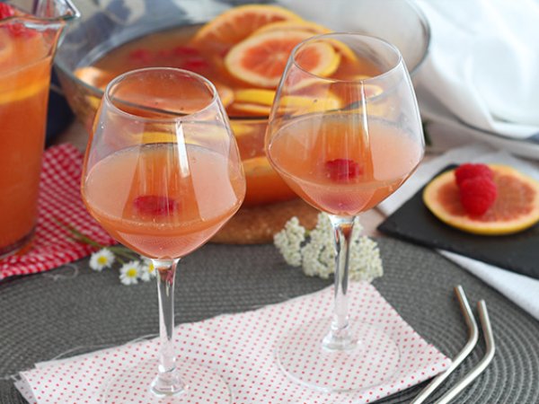 Růžová sangria s růžovým vínem