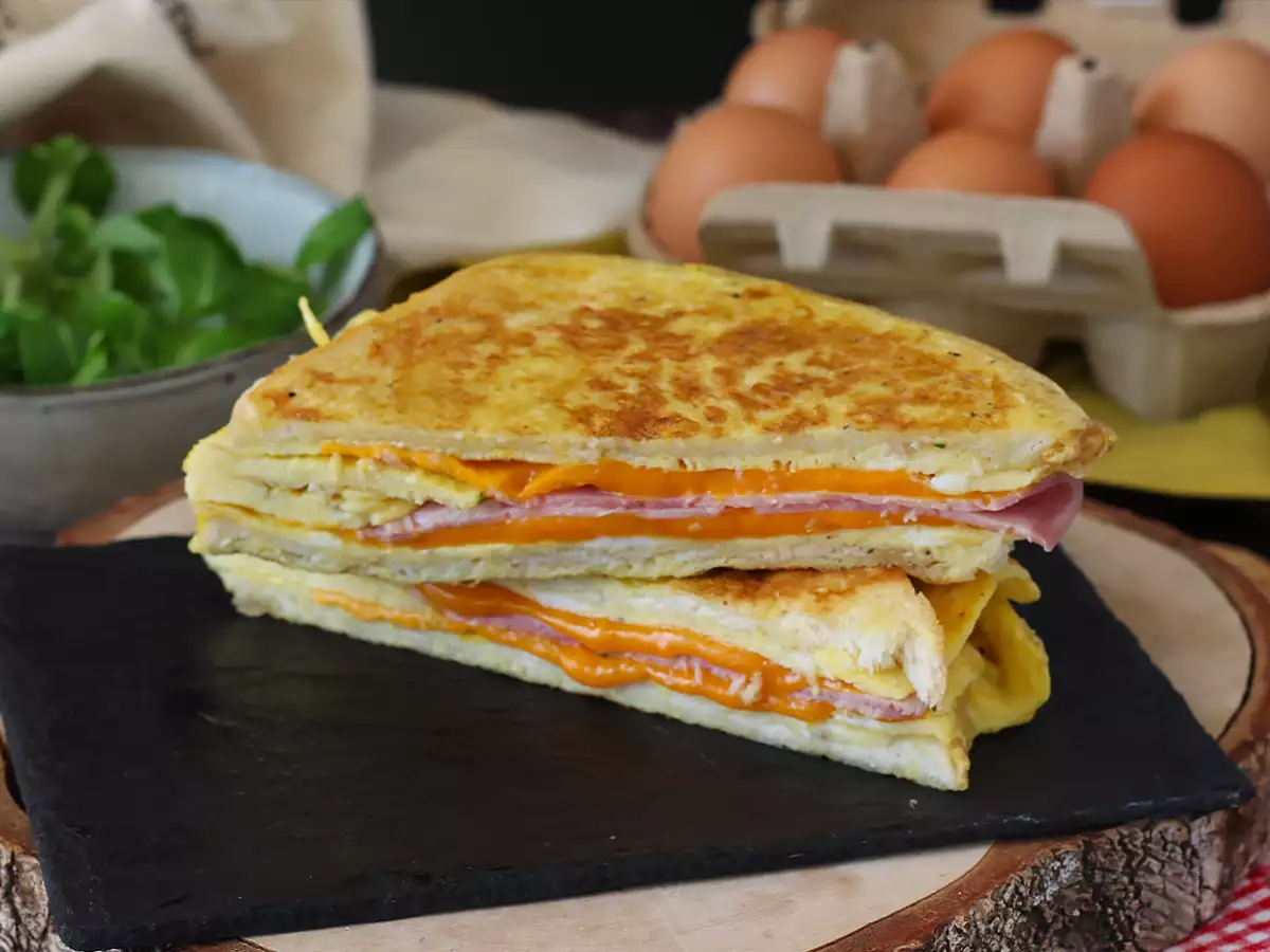 Rychlý sendvič s omeletou – sendvič z vajec a toastového chleba