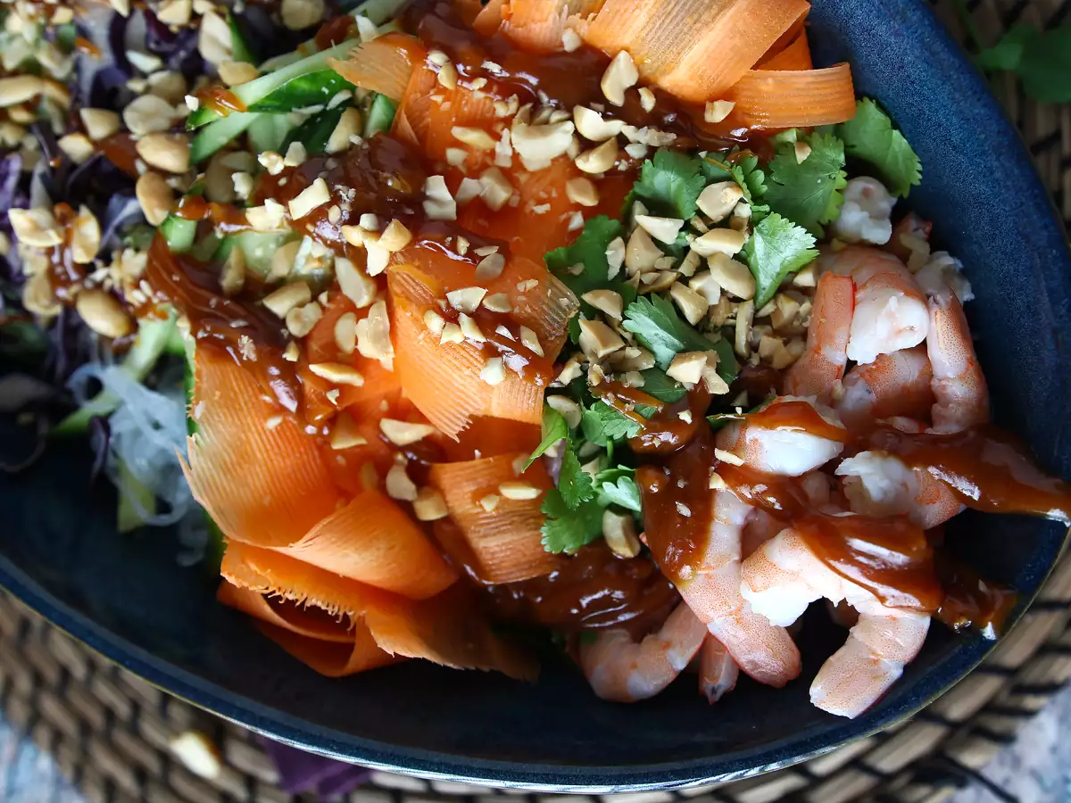 Salát ve stylu jarních závitků s pikantní arašídovou omáčkou - foto 5