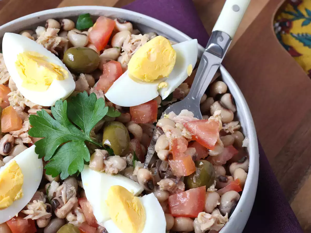 Salát z černookého hrachu s tuňákem, vejcem a olivami – snadný portugalský recept - foto 2