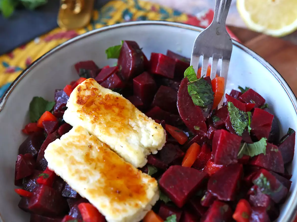 Salát z červené řepy s grilovaným halloumi - foto 2