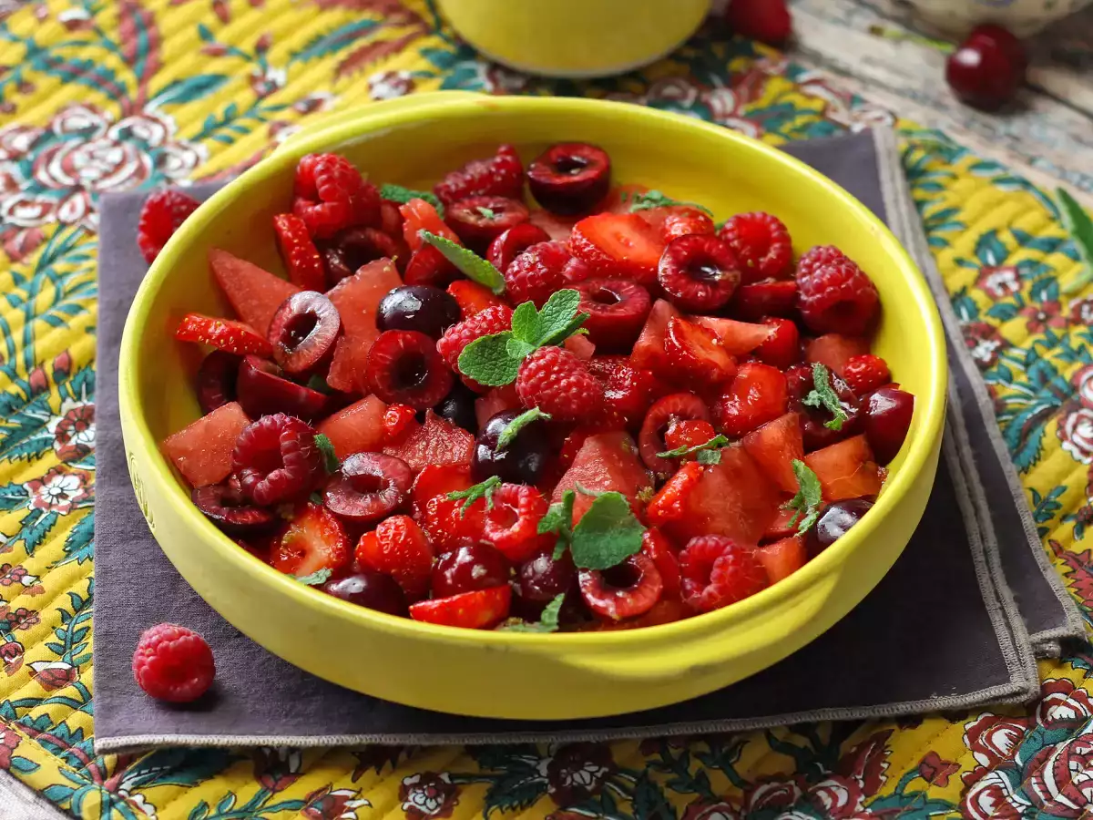 Salát z červeného ovoce: jahody, maliny, třešně a vodní meloun – ideální na léto! - foto 2