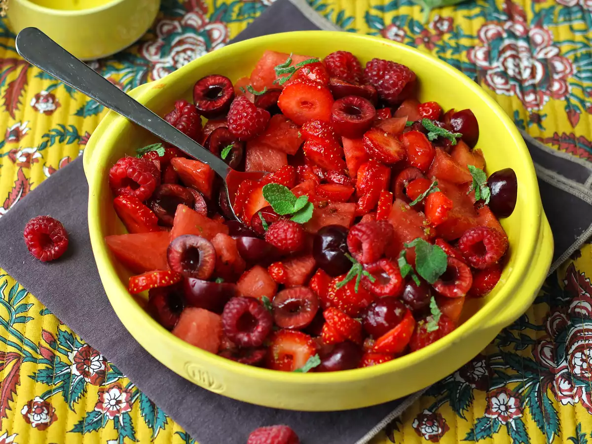 Salát z červeného ovoce: jahody, maliny, třešně a vodní meloun – ideální na léto! - foto 6