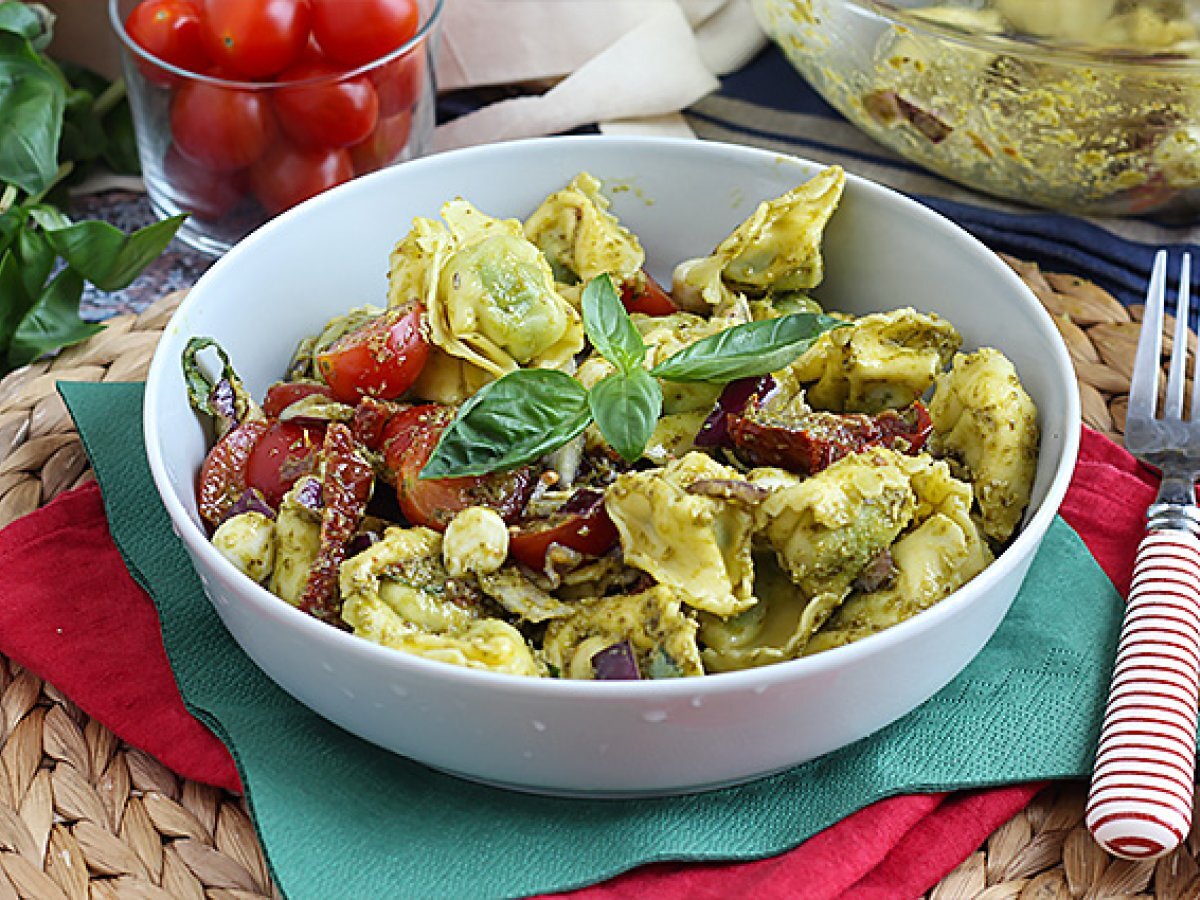 Salát z tortellini s pestem