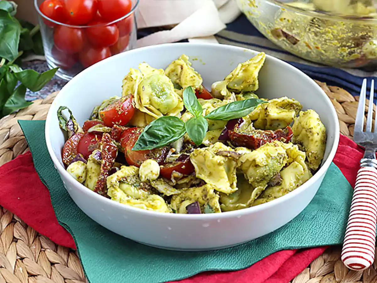Salát z tortellini s pestem