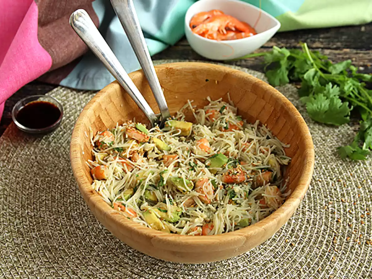 Salát z vermicelli, krevet, avokáda, vajec a koriandru