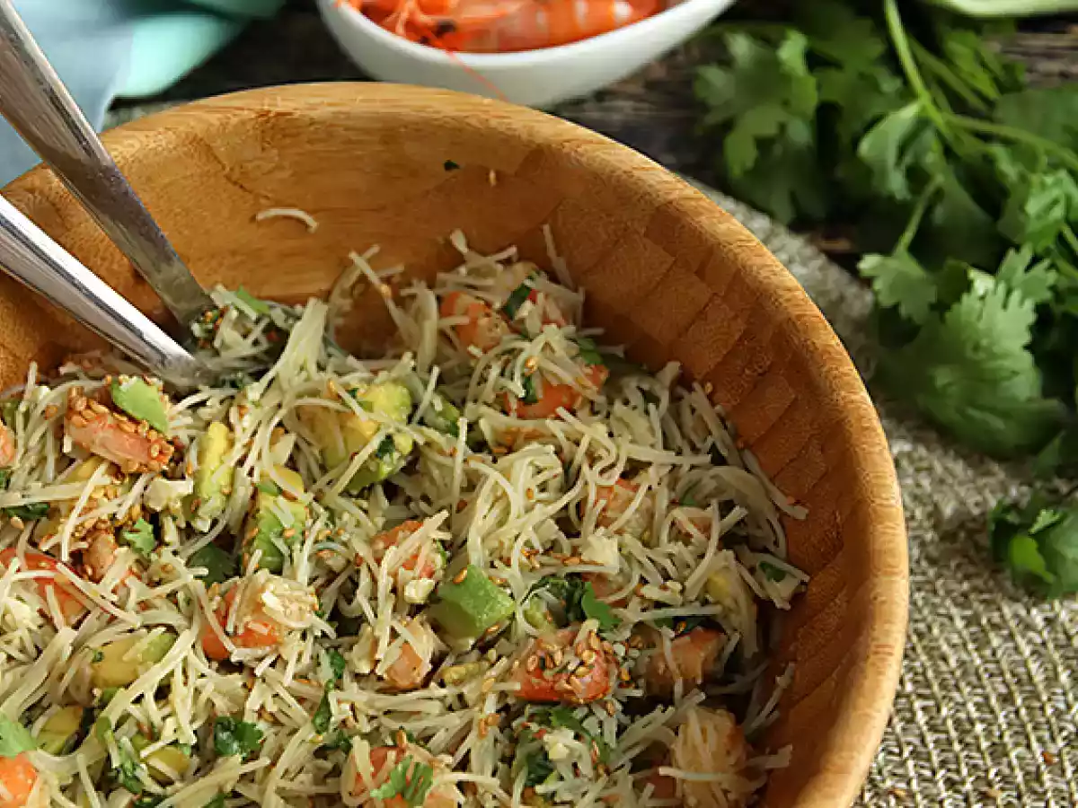 Salát z vermicelli, krevet, avokáda, vajec a koriandru - foto 2