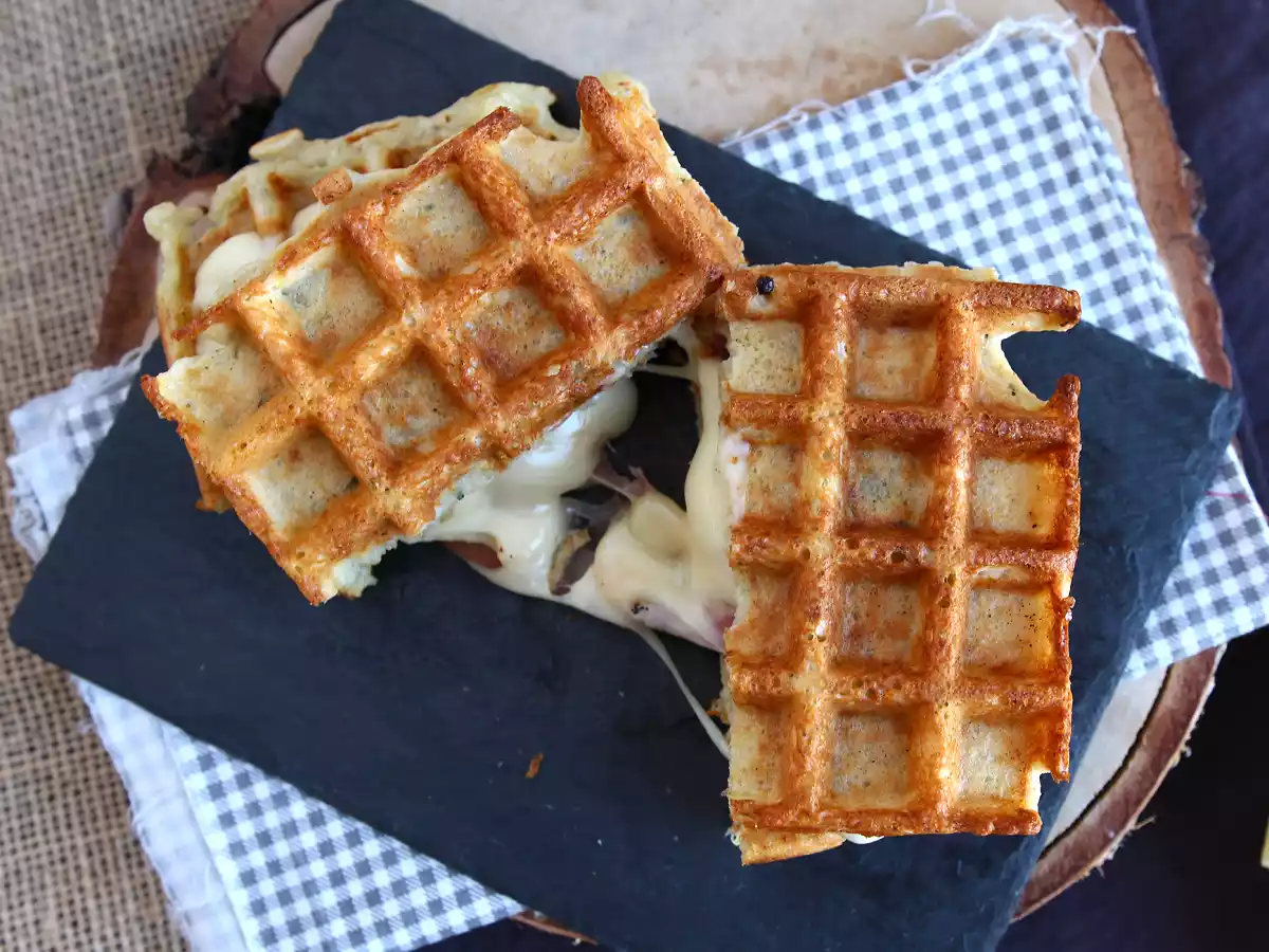 Sendvič s bramborovými vaflemi a raclette, dokonalé komfortní jídlo - foto 2