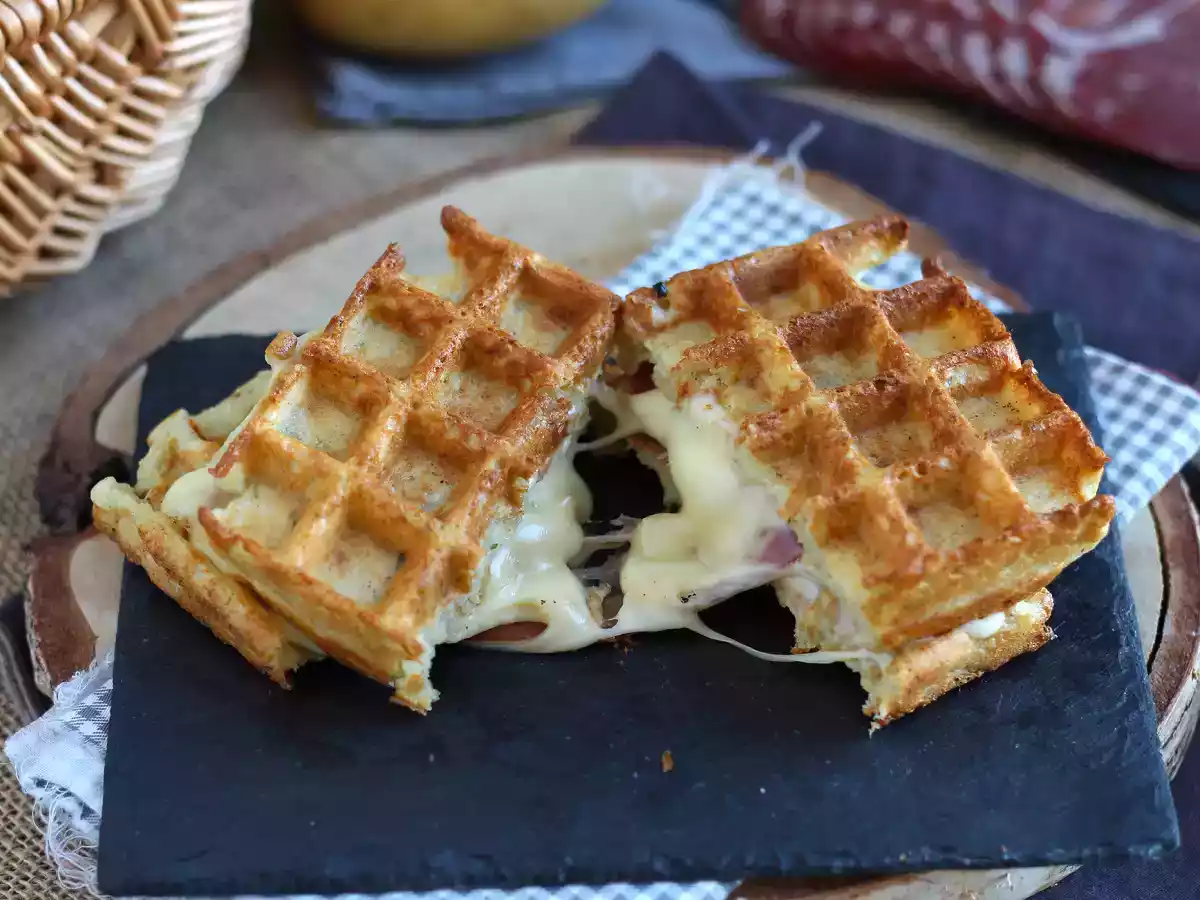 Sendvič s bramborovými vaflemi a raclette, dokonalé komfortní jídlo - foto 4