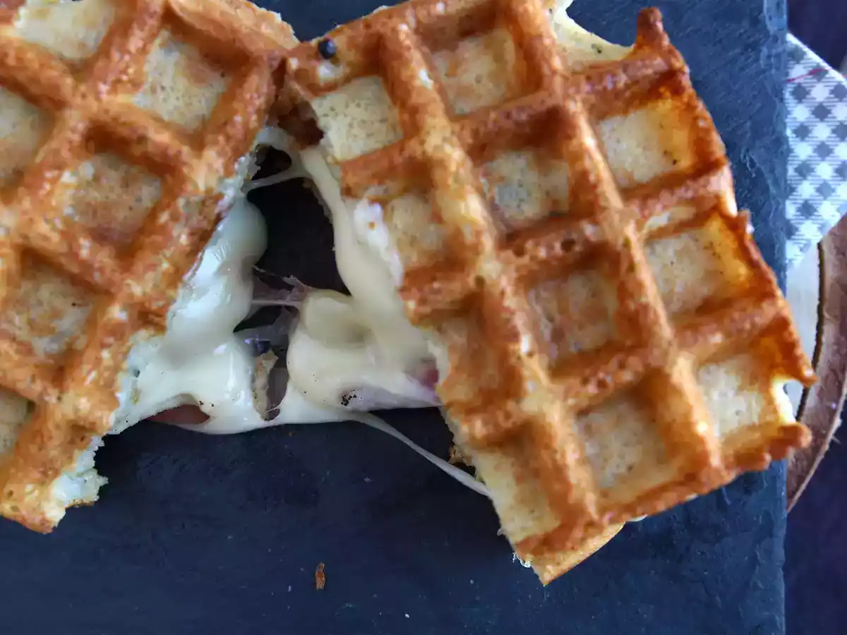Sendvič s bramborovými vaflemi a raclette, dokonalé komfortní jídlo - foto 6
