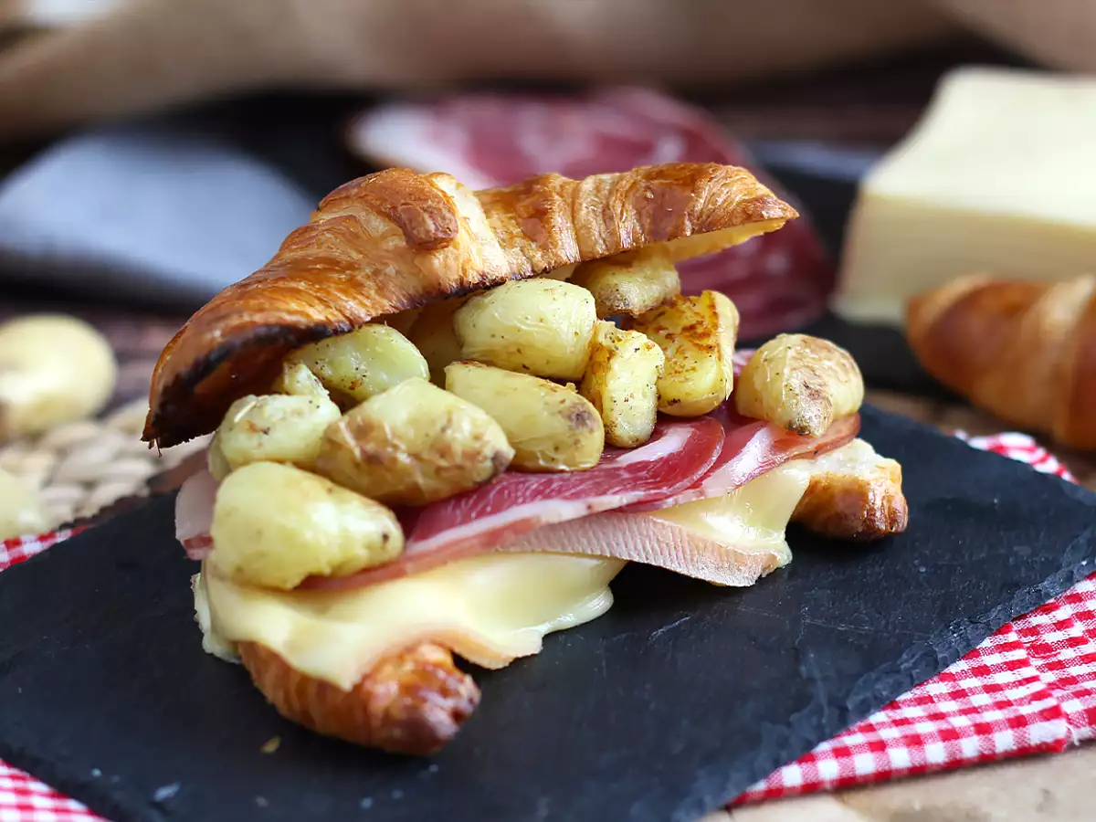 Sendvič s croissantem a raclette pro úspěšný lahodný brunch!
