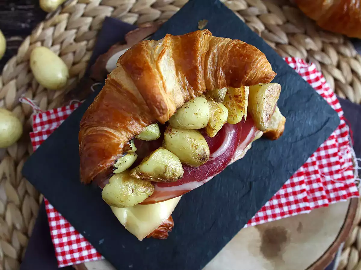 Sendvič s croissantem a raclette pro úspěšný lahodný brunch! - foto 2