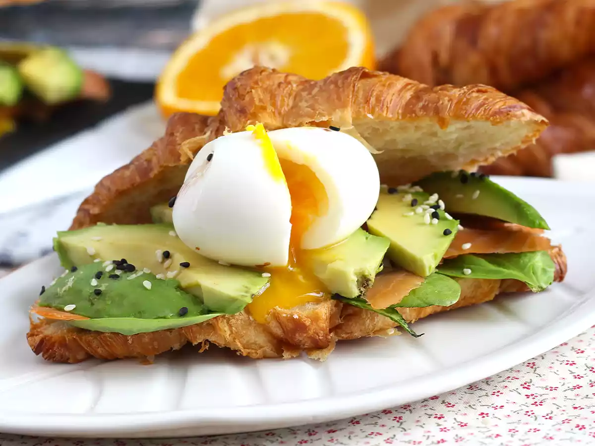 Sendvič s croissantem na brunch