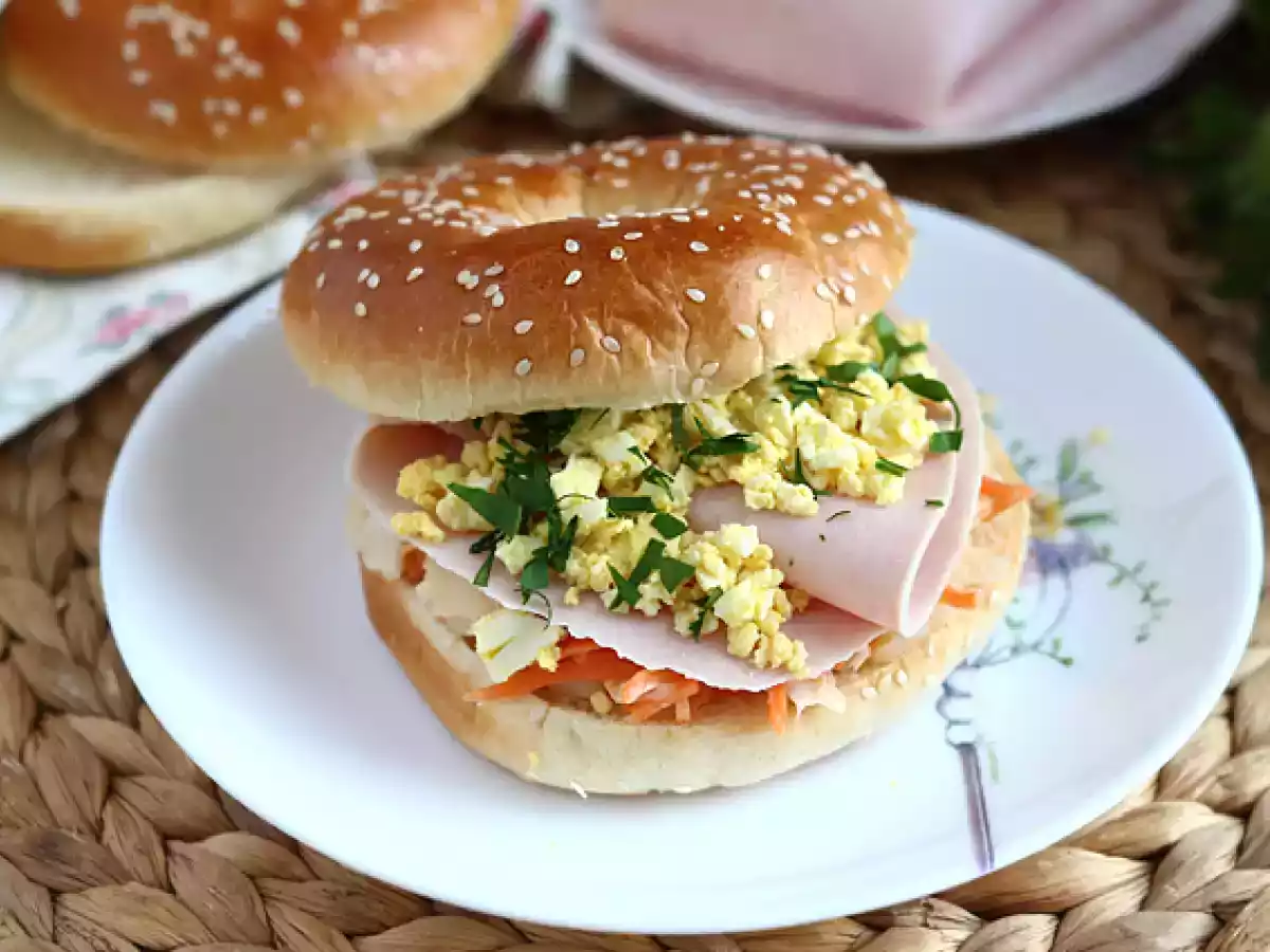 Sendvič s krůtím baglem, coleslaw a vejcem natvrdo
