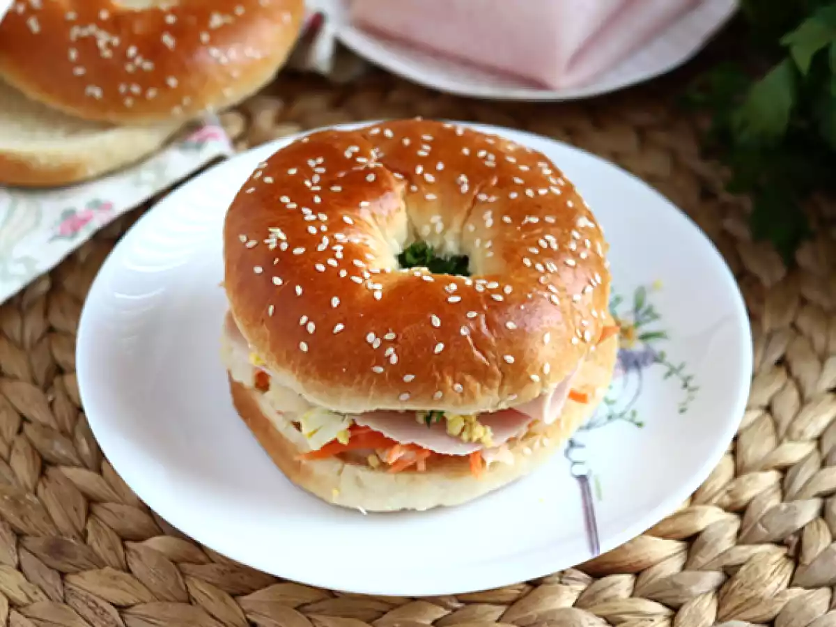 Sendvič s krůtím baglem, coleslaw a vejcem natvrdo - foto 2