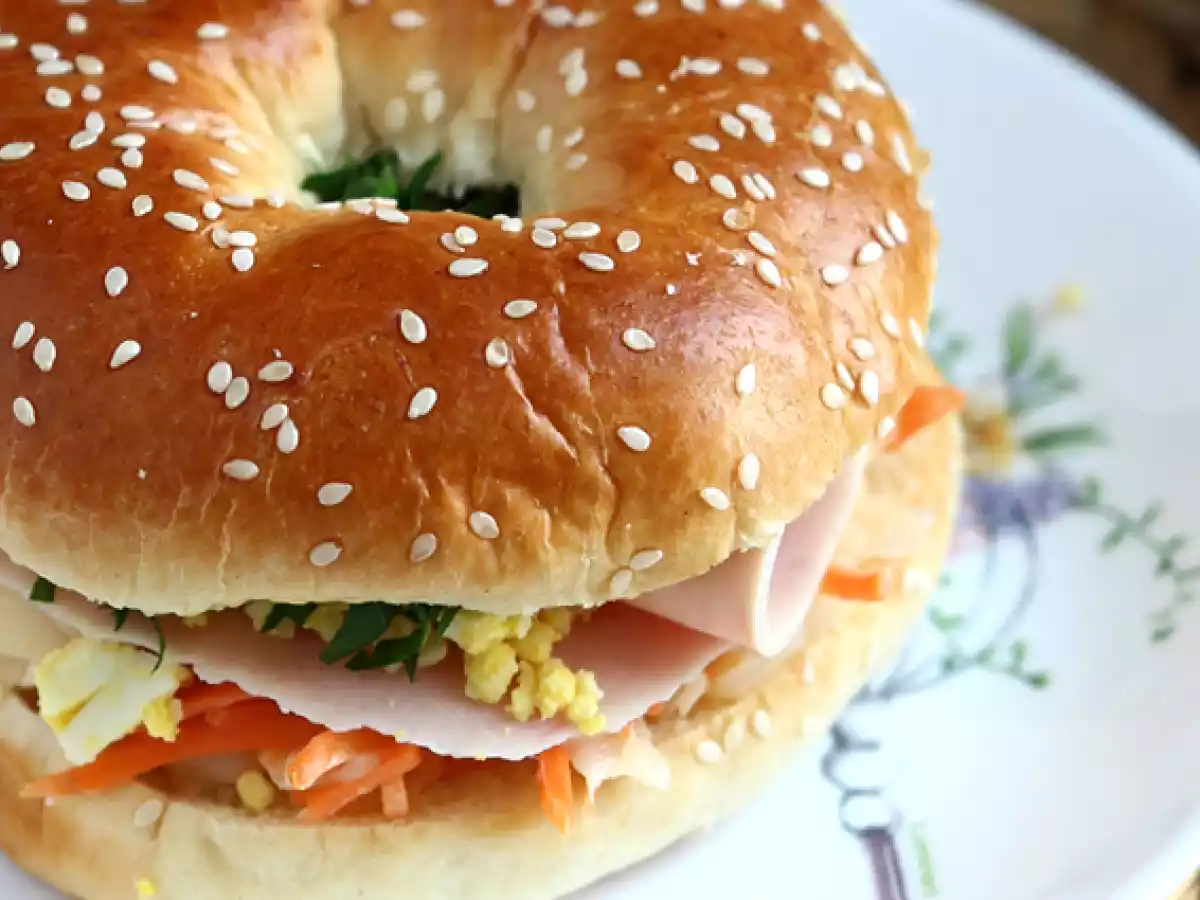 Sendvič s krůtím baglem, coleslaw a vejcem natvrdo - foto 3