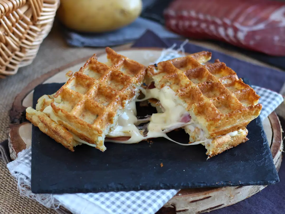 Sendvič z bramborových vaflí s raclette: to nejútulnější jídlo