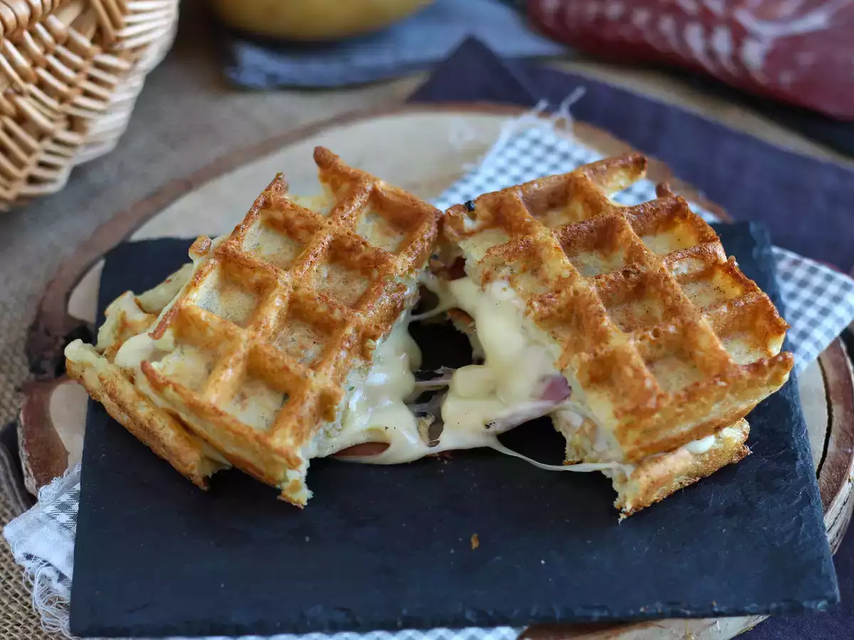 Sendvič z bramborových vaflí s raclette: to nejútulnější jídlo - foto 4