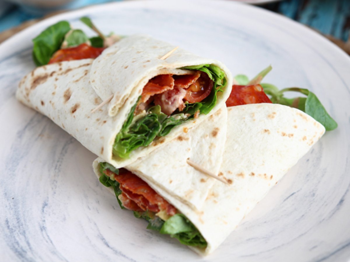 Sendvičový wrap s chorizem, avokádem a rajčaty