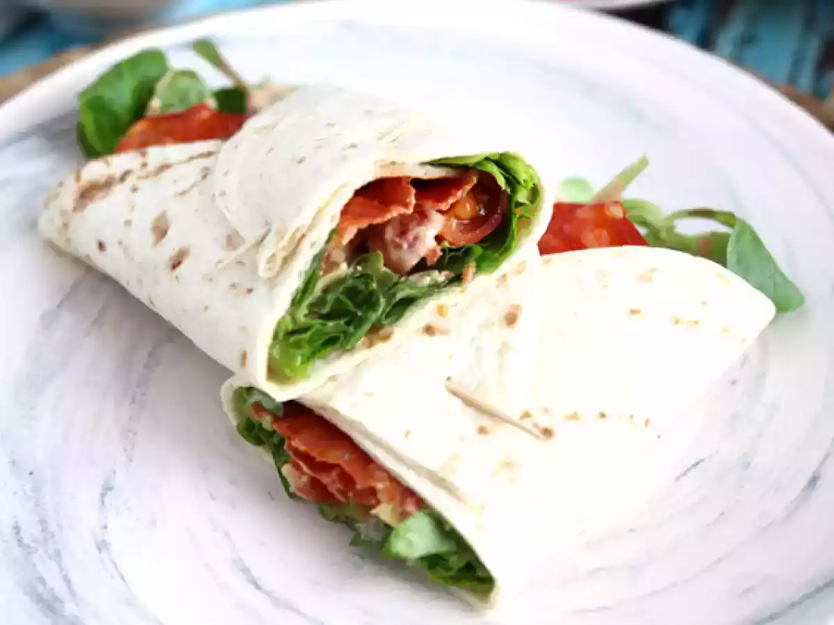 Sendvičový wrap s chorizem, avokádem a rajčaty
