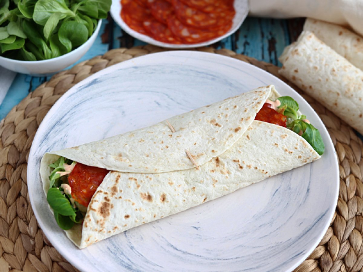 Sendvičový wrap s chorizem, avokádem a rajčaty - foto 2