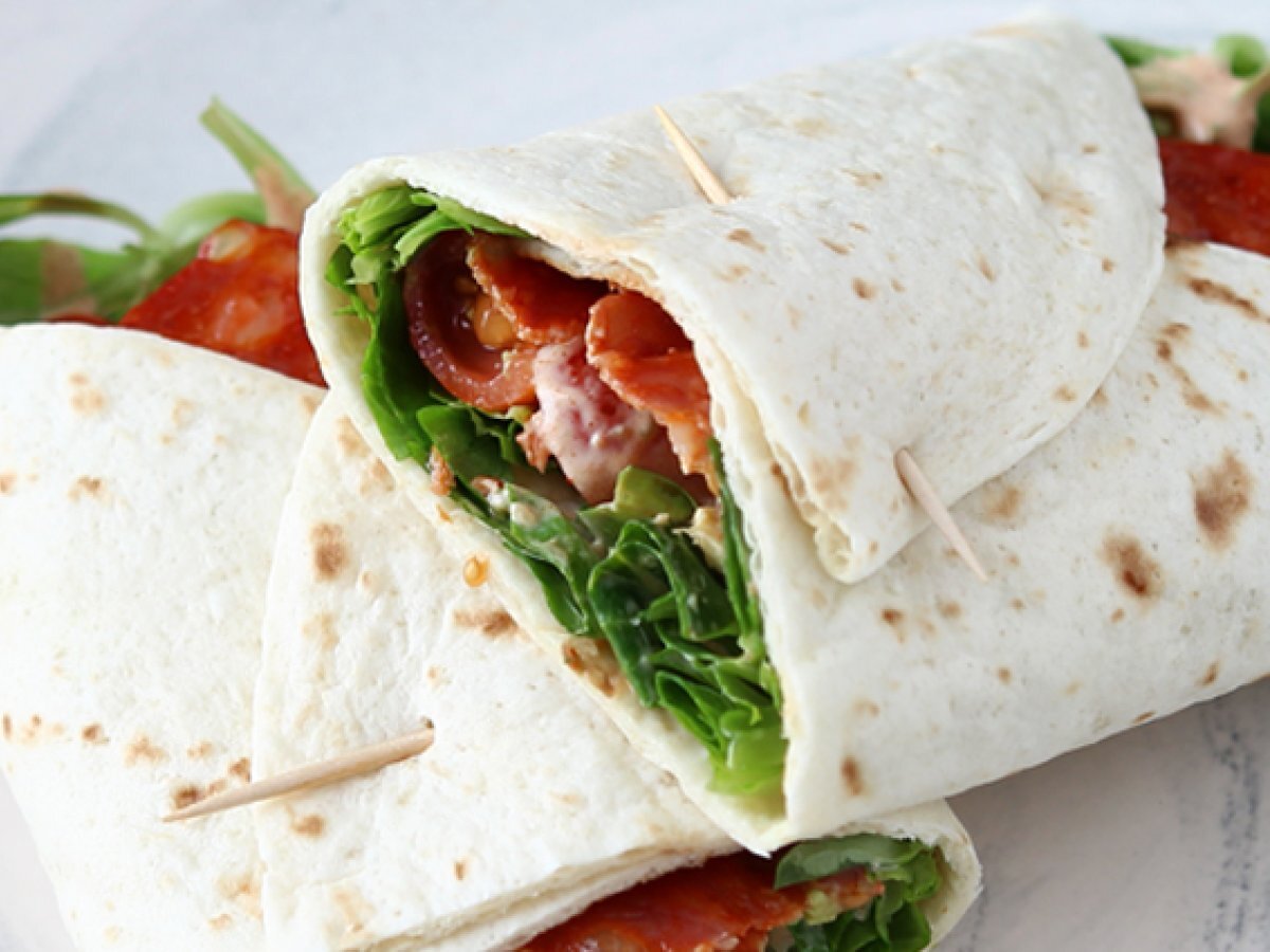 Sendvičový wrap s chorizem, avokádem a rajčaty - foto 3