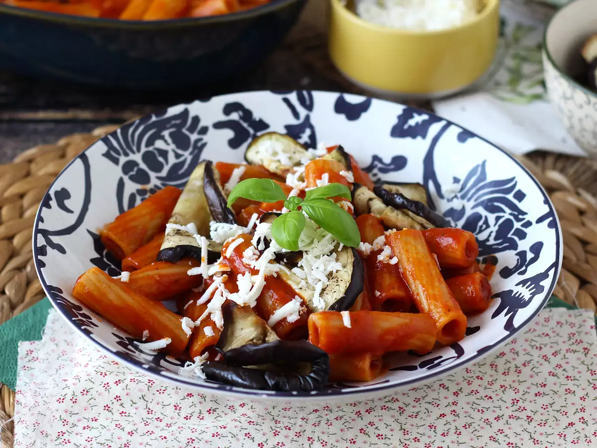 Sicilské těstoviny s lilkem, snadná a lehká verze – Pasta alla Norma