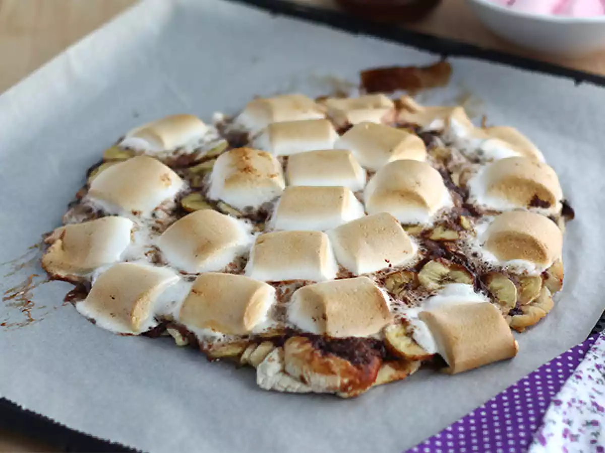 Sladká banánová a čokoládová pizza