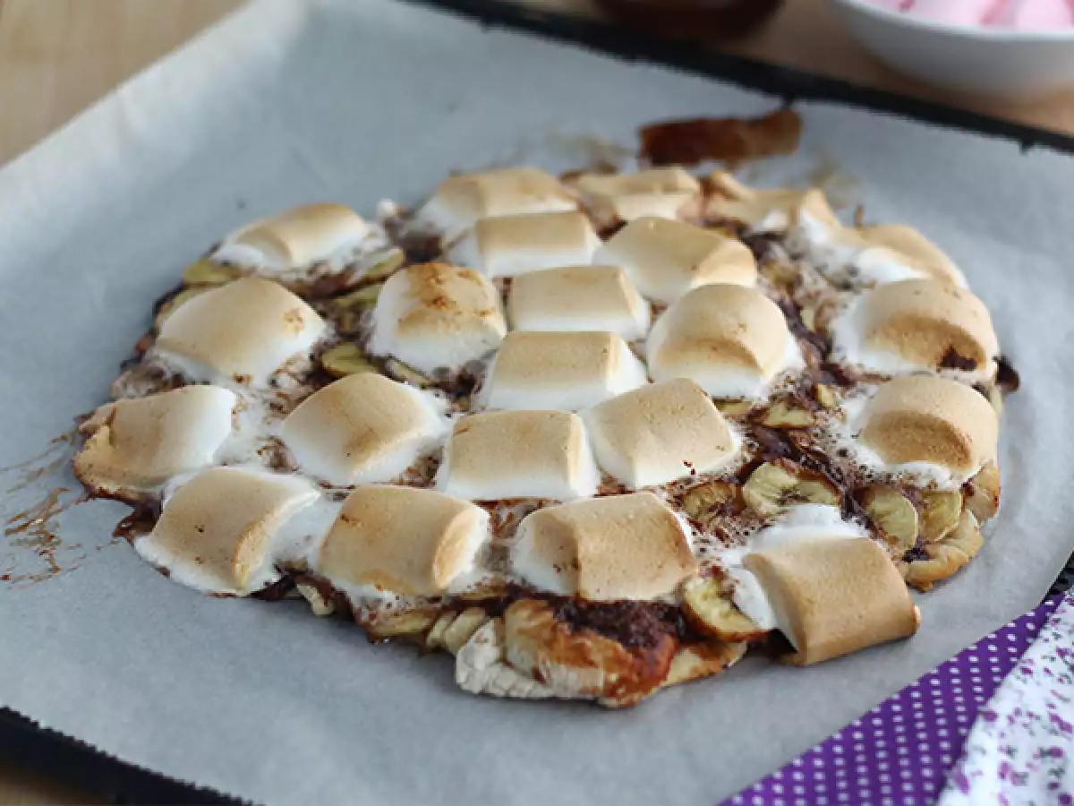 Sladká pizza s banánem a čokoládou