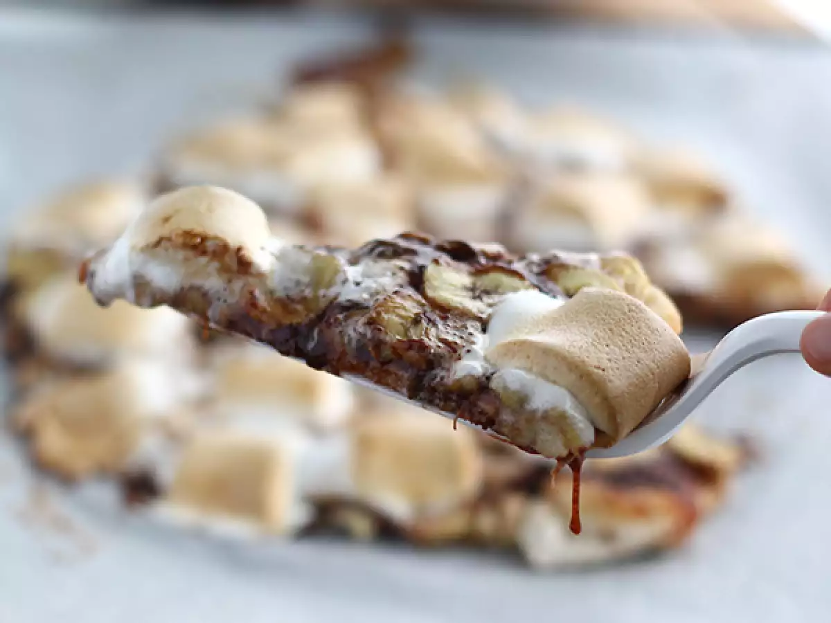 Sladká pizza s banánem a čokoládou - foto 3