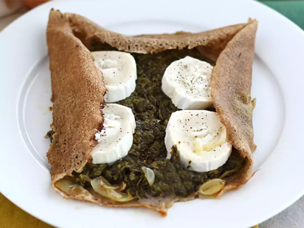 Slaná pohanková palačinka se špenátem a kozím sýrem