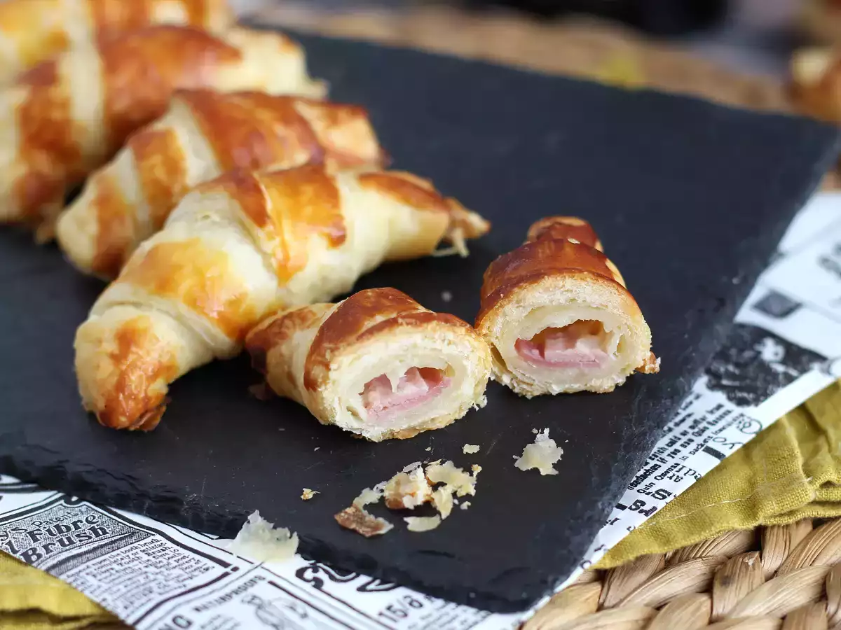 Slané croissanty z listového těsta s bešamelem, šunkou a sýrem