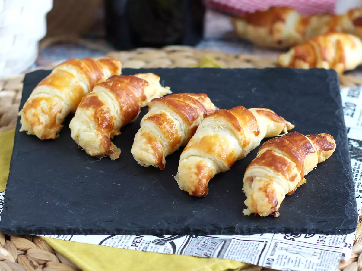 Slané croissanty z listového těsta s bešamelem, šunkou a sýrem - foto 2