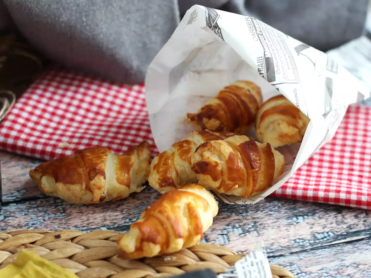 Slané croissanty z listového těsta s bešamelem, šunkou a sýrem - foto 3