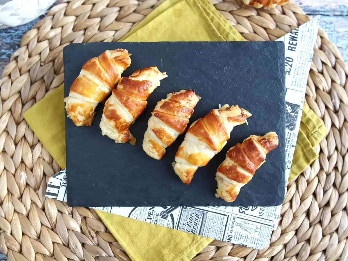 Slané croissanty z listového těsta s bešamelem, šunkou a sýrem - foto 6