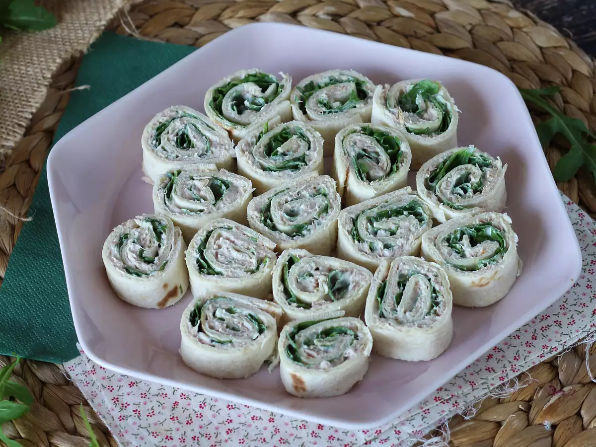 Slané tortilla rolky s tuňákem a čerstvým sýrem - foto 2