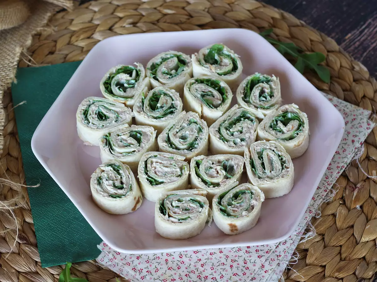 Slané tortilla rolky s tuňákem a čerstvým sýrem - foto 3