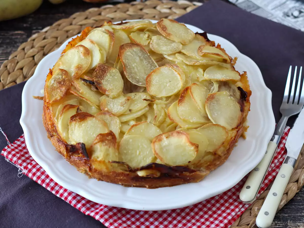 Slaný bramborový koláč se sýrem raclette