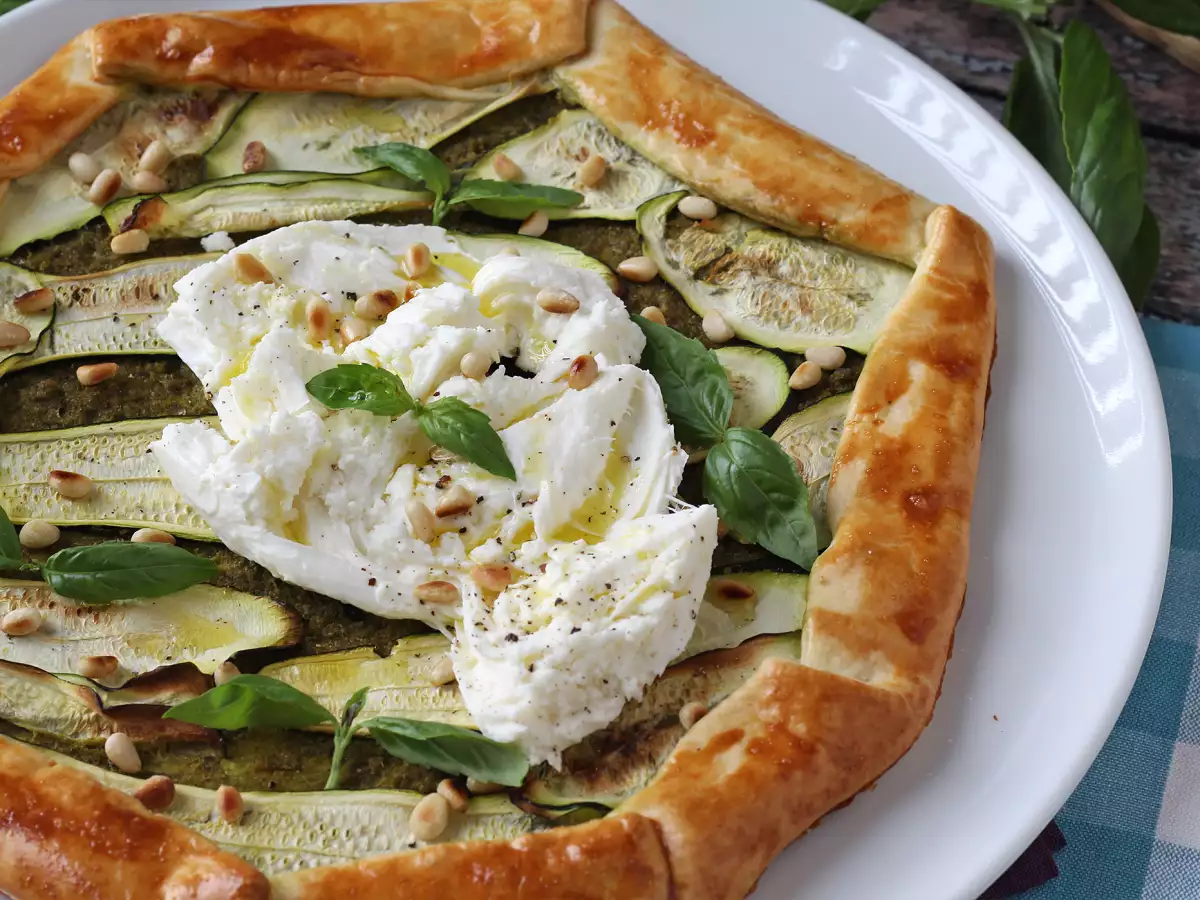Slaný koláč s pestem a cuketou: snadný letní recept