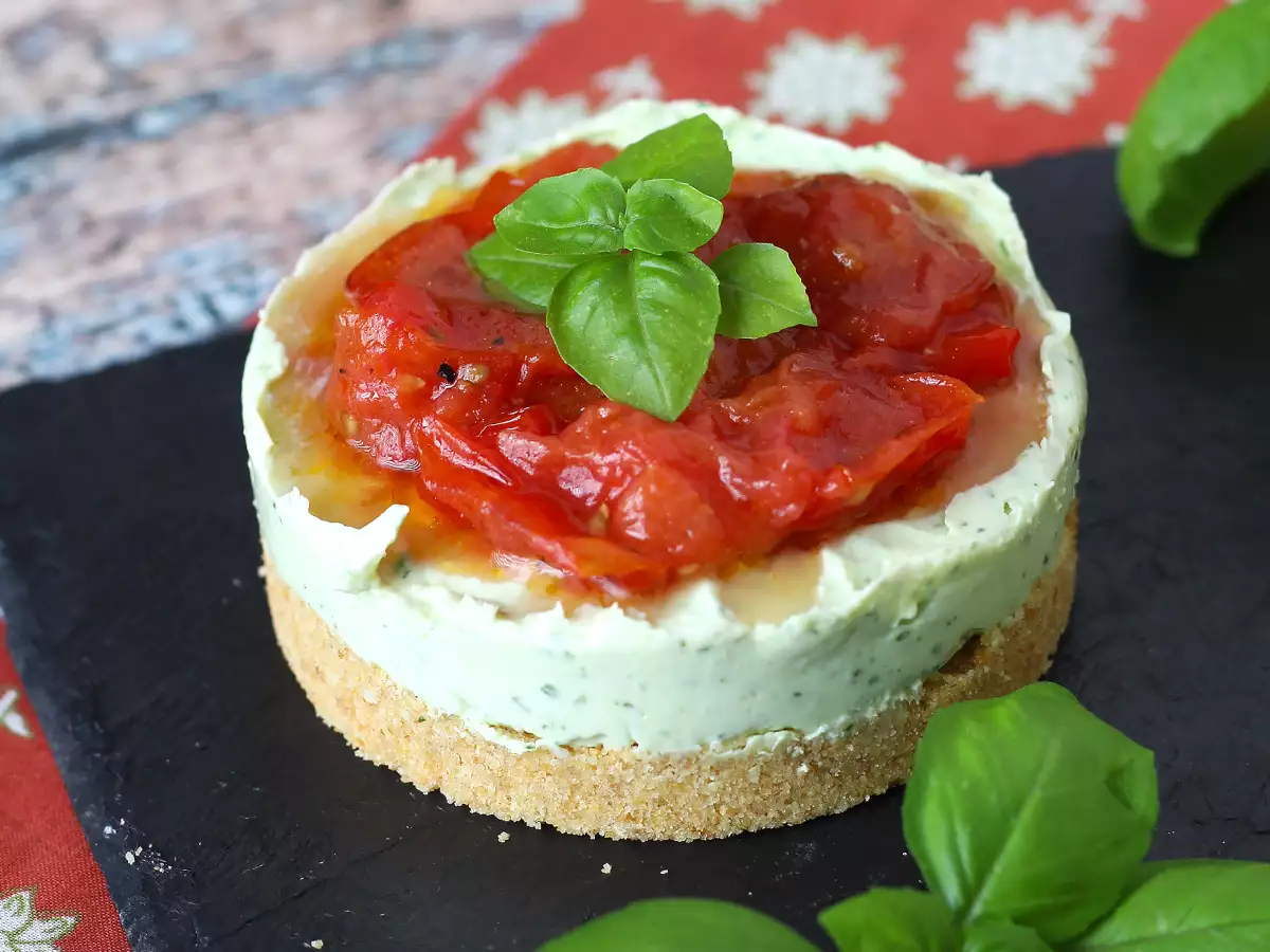 Slaný tvarohový koláč s bazalkou a cherry rajčátky: chutný nápad na rauty a aperitivy - foto 2