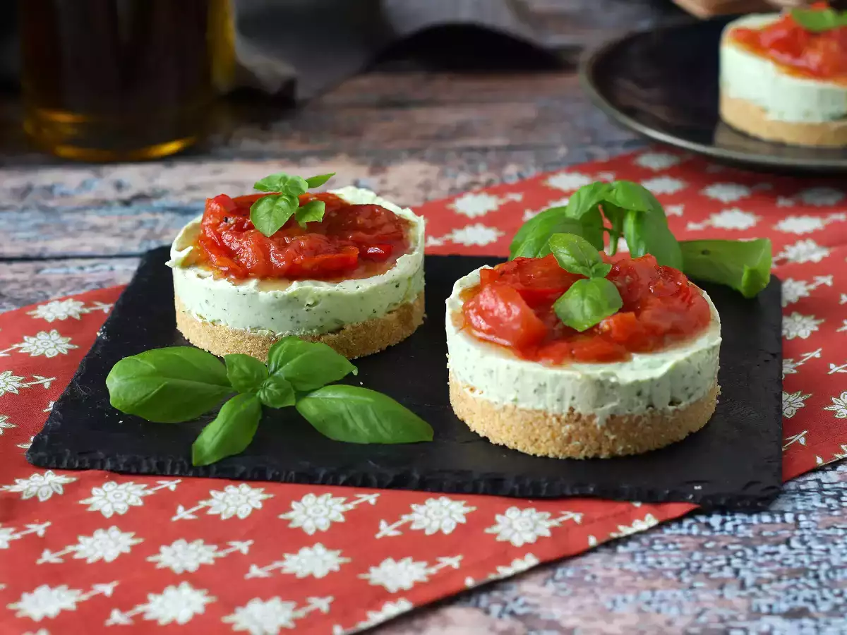 Slaný tvarohový koláč s bazalkou a cherry rajčátky: chutný nápad na rauty a aperitivy - foto 3