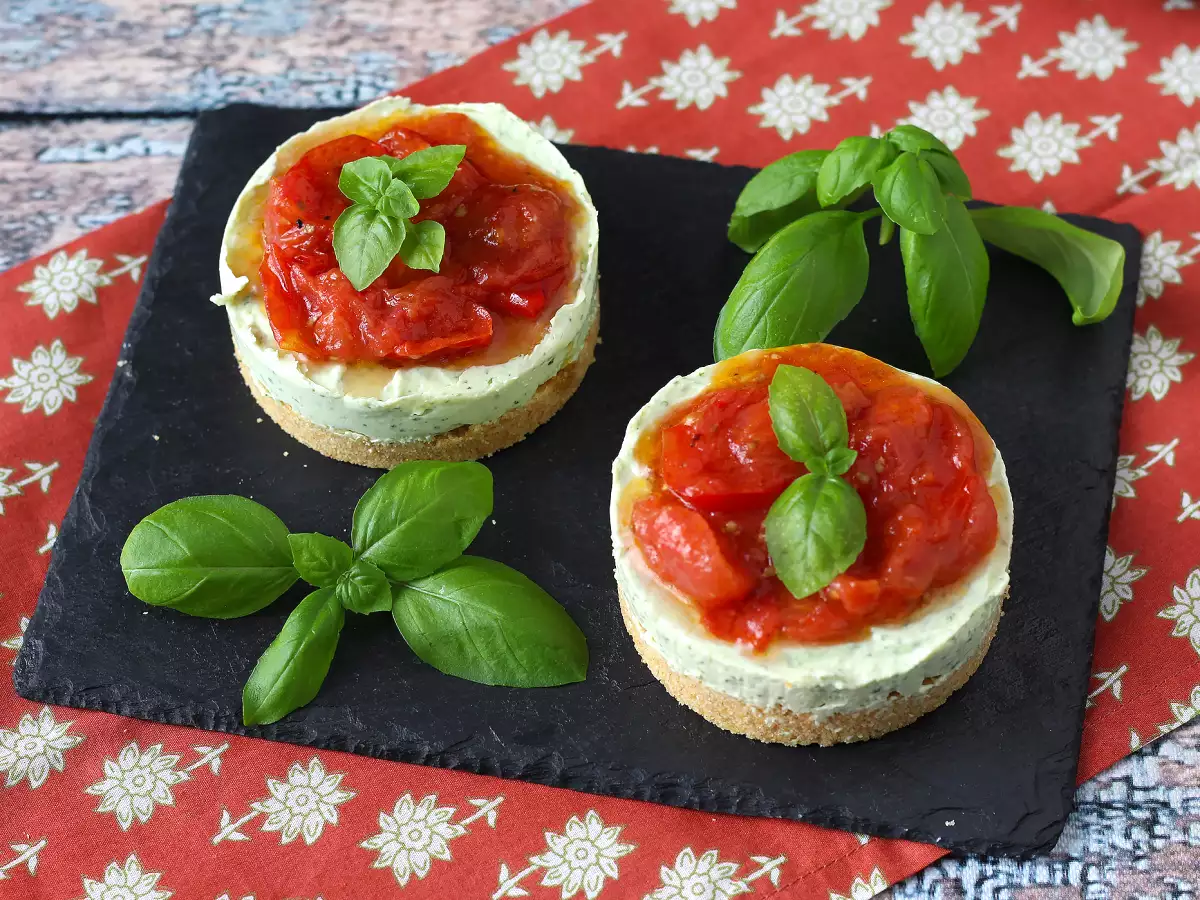 Slaný tvarohový koláč s bazalkou a cherry rajčátky: chutný nápad na rauty a aperitivy - foto 6