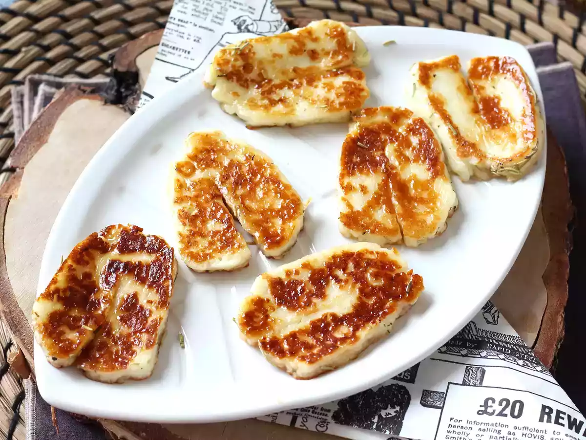 Smažené halloumi na sladkokyselo s medem a rozmarýnem