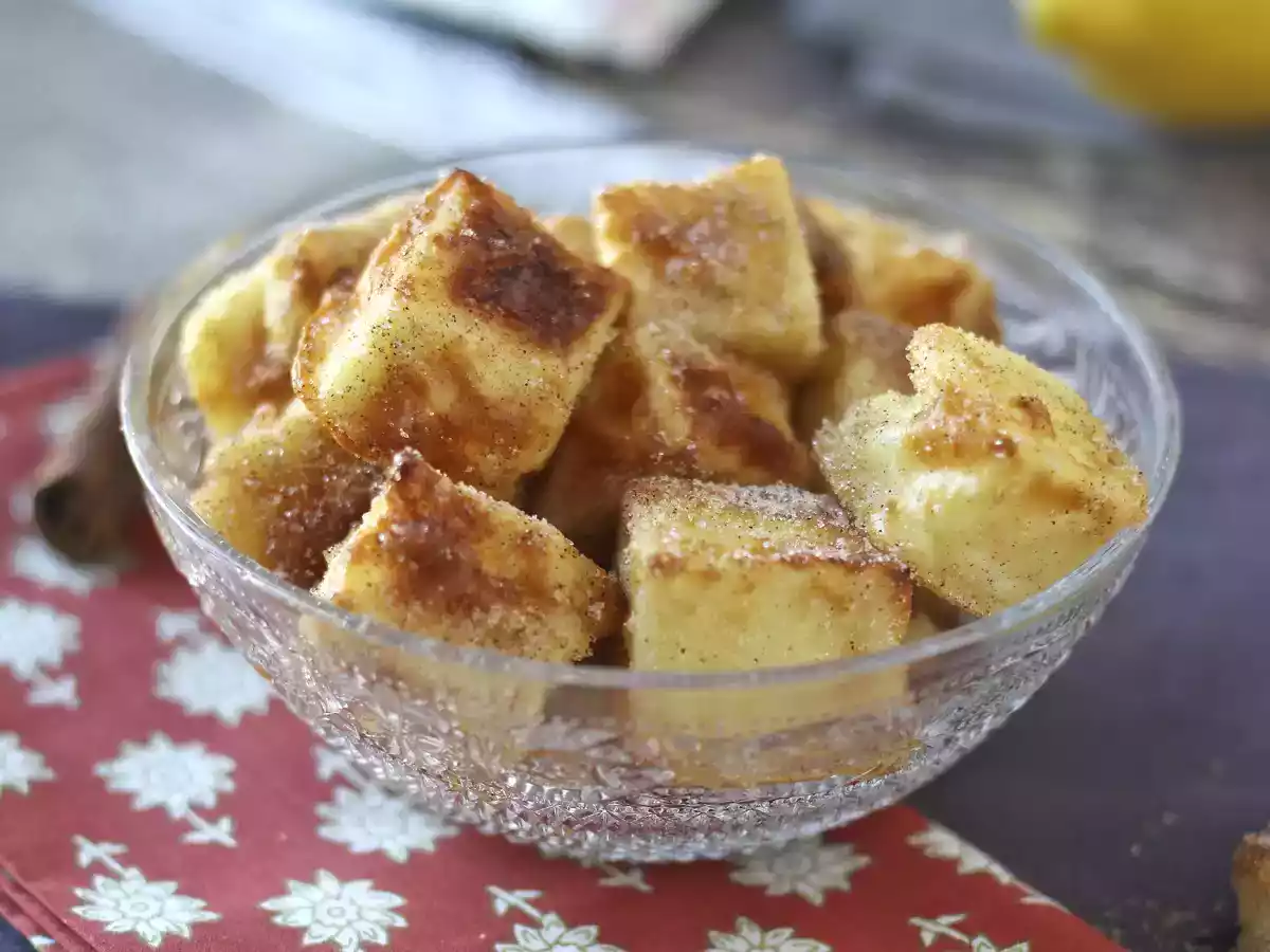 Smažení mléka na vzduchu ve fritéze. Tradiční dezert s menším množstvím oleje a stejnou chutí jako vždy.