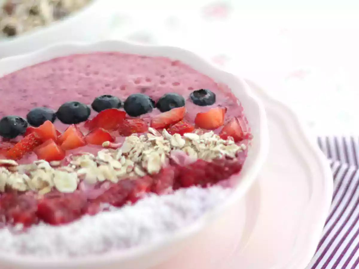 Smoothie Bowl s červeným ovocem - foto 3