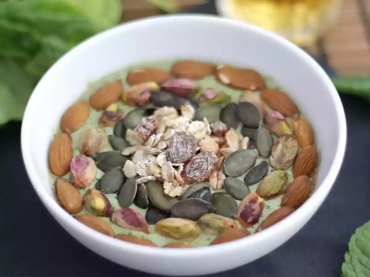 Smoothie mísa s kiwi, mátou a špenátovými výhonky