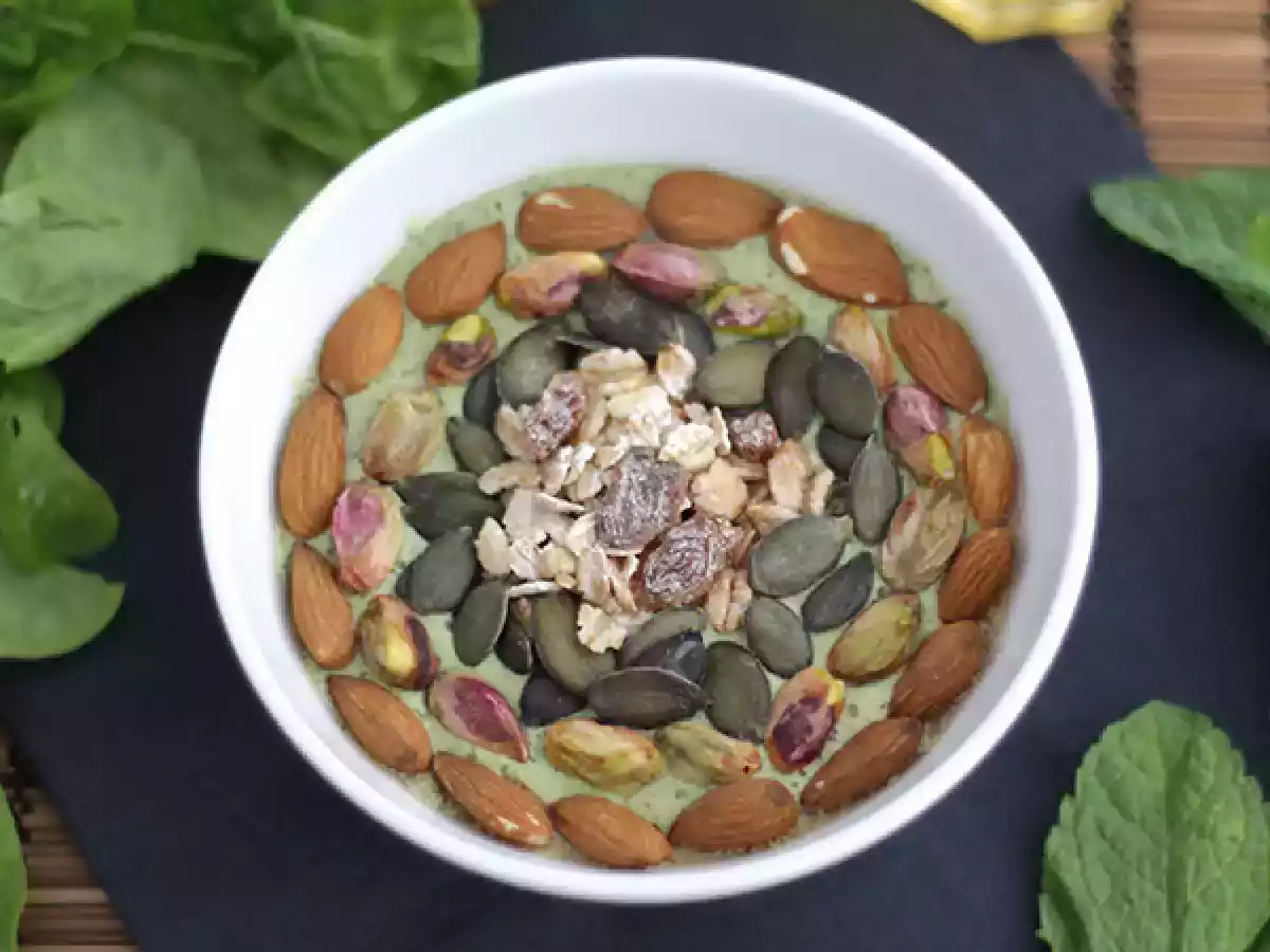 Smoothie mísa s kiwi, mátou a špenátovými výhonky - foto 2